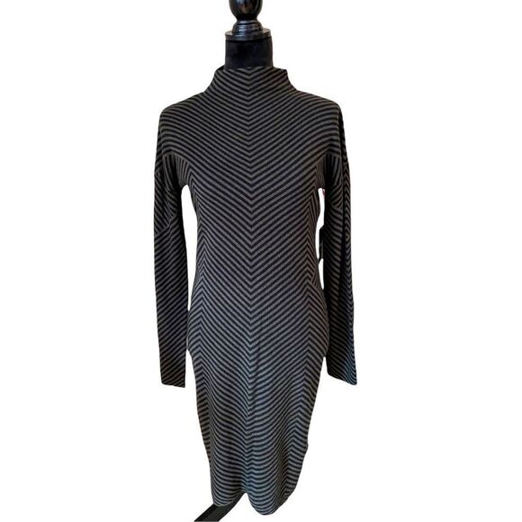 Cynthia Rowley Mock Turtle Neck Long Sleeve Sweater Dress. - Picture 1 of 6